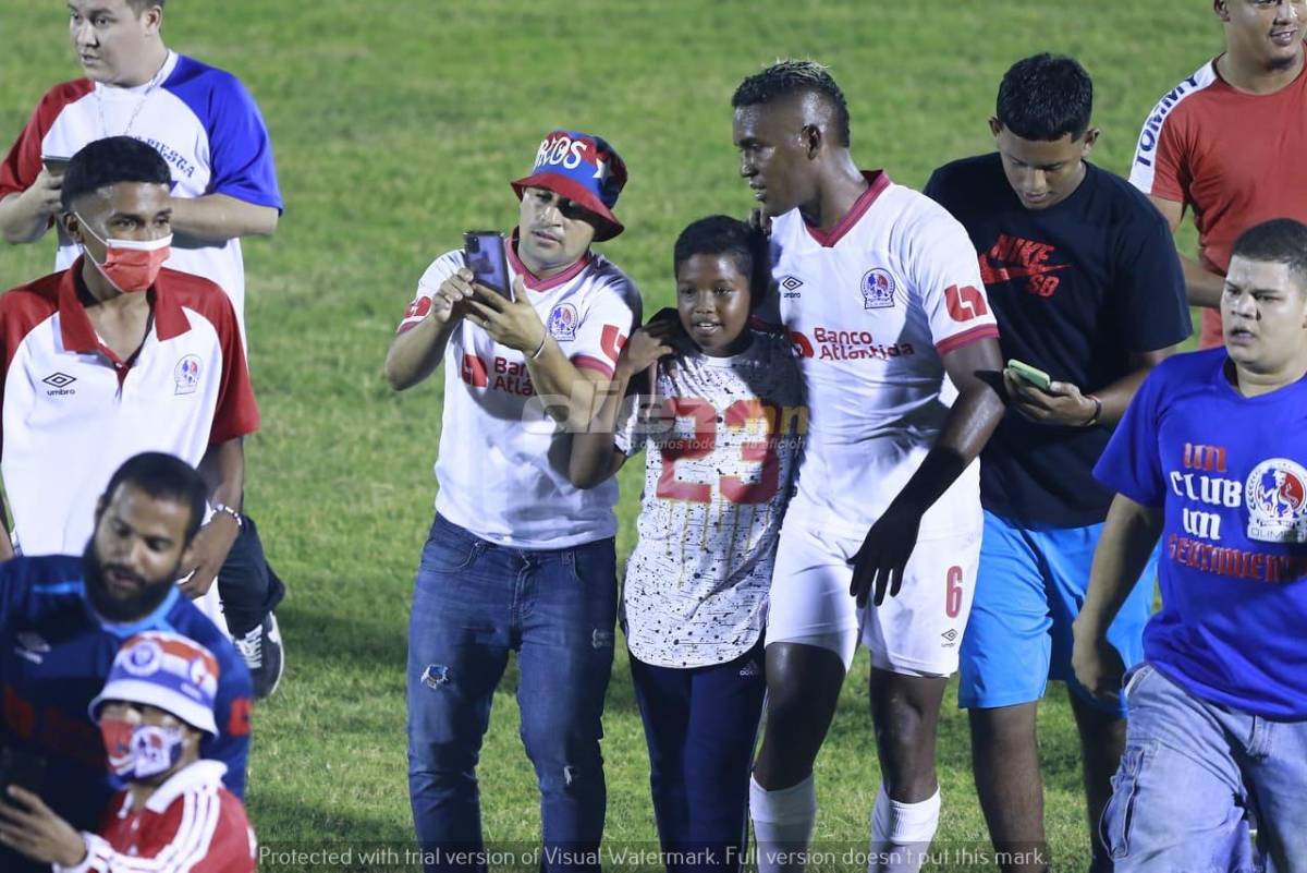 ¡Fiesta! La Ultrafiel invadió la cancha del Ceibeño y se lanzó encima de los jugadores de Olimpia festejando el pase a la final