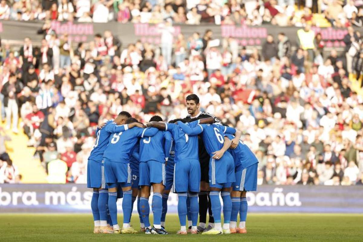 El camerino del Real Madrid está roto: revelan la lista de los futbolistas que quieren fuera a Xabi Alonso y los que lo apoyan