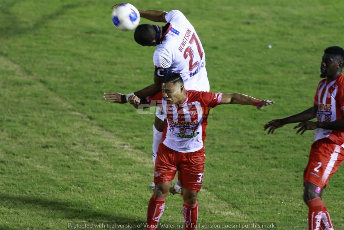 ¡Fiesta! La Ultrafiel invadió la cancha del Ceibeño y se lanzó encima de los jugadores de Olimpia festejando el pase a la final