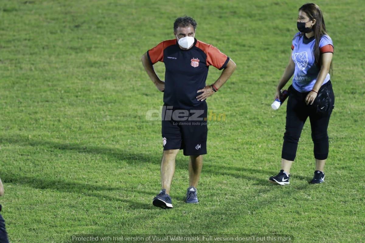 ¡Fiesta! La Ultrafiel invadió la cancha del Ceibeño y se lanzó encima de los jugadores de Olimpia festejando el pase a la final