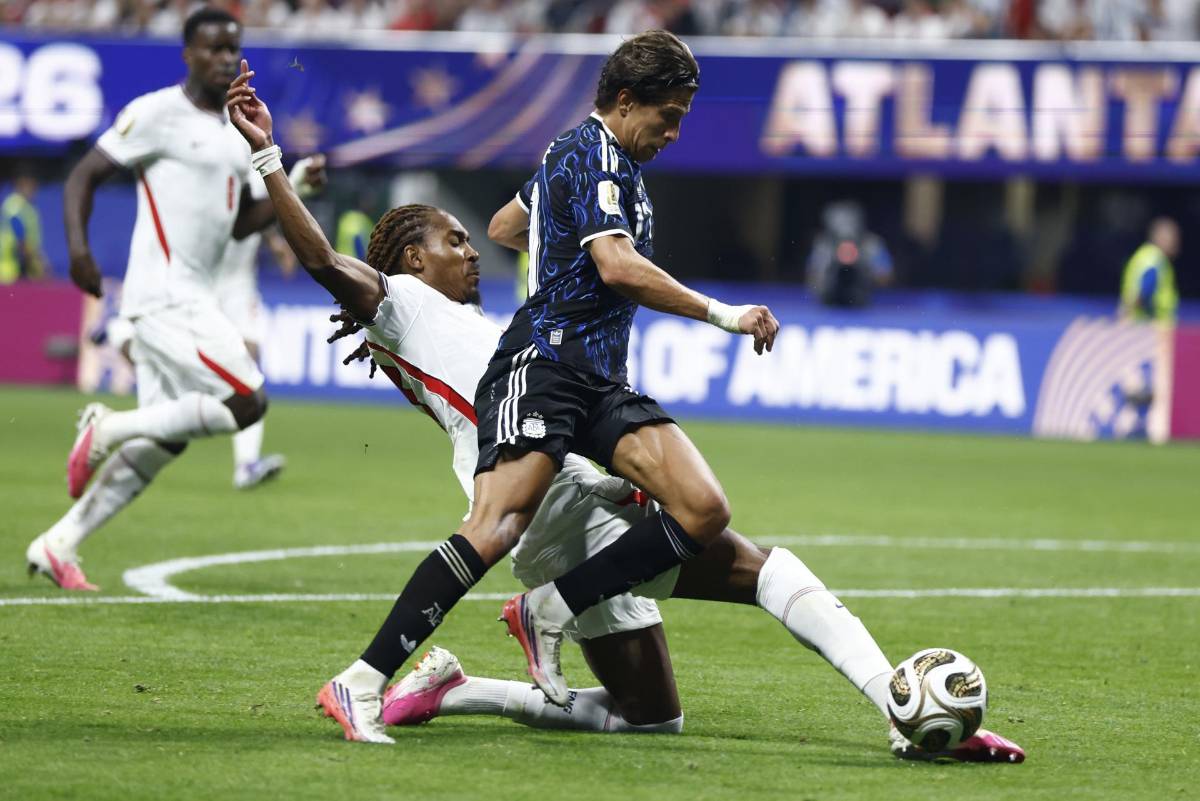 La roja que el VAR no revisó, la salvada del partido y magia de Messi con Argentina