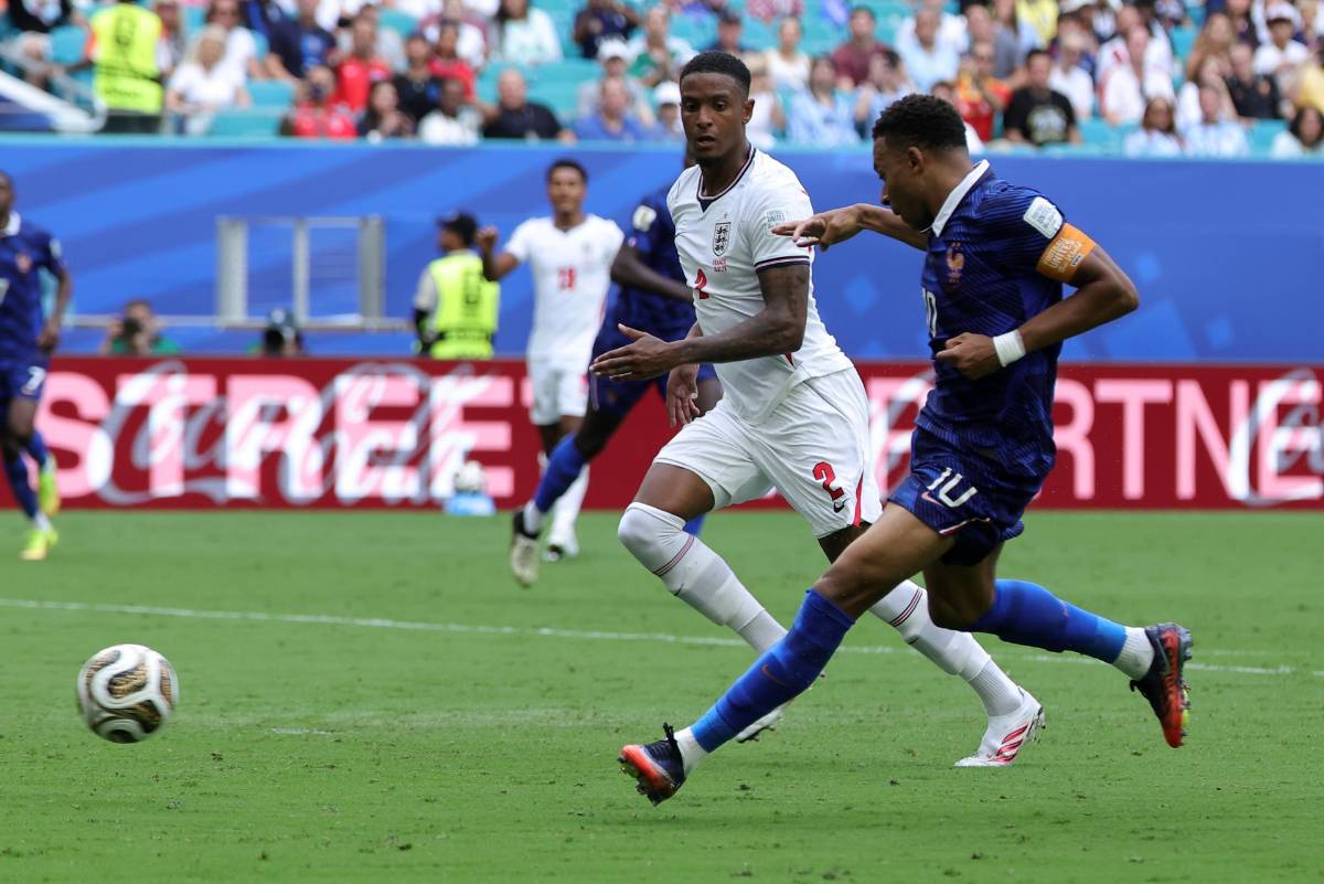 La frustración de Mbappé, así fue captada Ester Espósito y el enfado de Deschamps