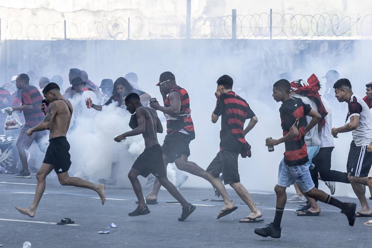 ¡Insólito! jugadores de Flamengo quiebran la Copa Libertadores en los festejos y el método que utilizaron para repararlo
