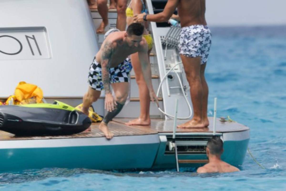 Así fue 'cazado' Messi junto a Suárez y Fábregas en Ibiza mientras se define su futuro en Barcelona