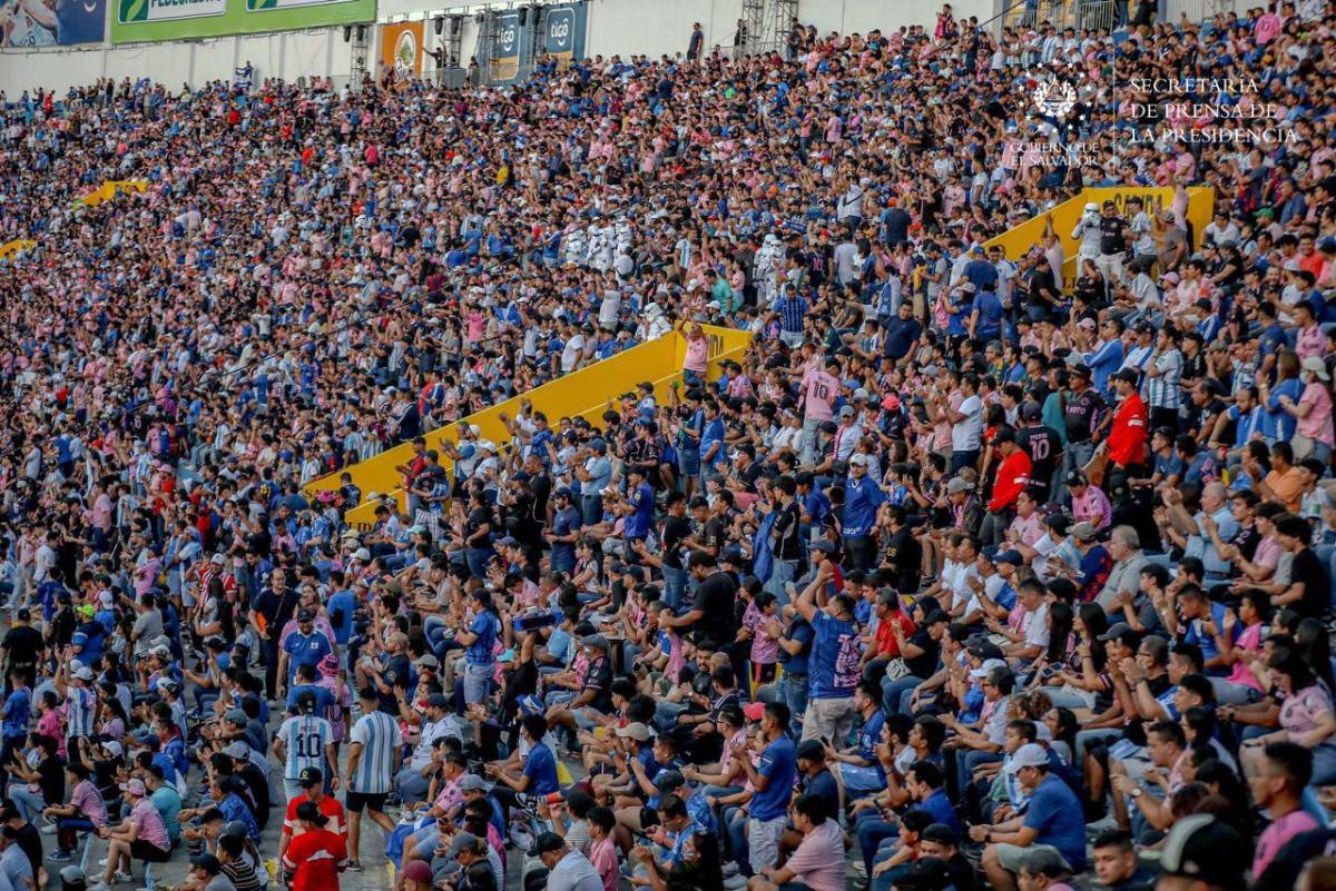 FOTOS: Viral abrazo de Messi con leyenda, el reencuentro con Suárez y colosal llenazo en El Salvador vs Inter Miami