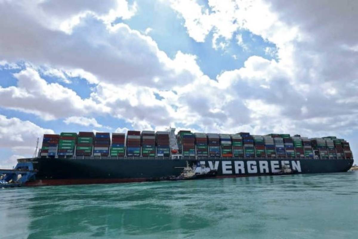 Tiene bloqueado el tránsito: Así quedó atrapado un buque en el Mar Mediterráneo, las causas son increíbles