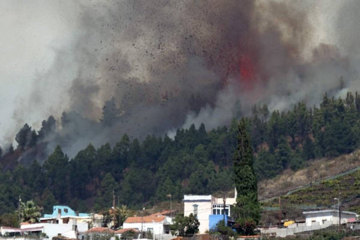 De terror: Volcán en España destruye un centenar de casas y obliga a evacuar cinco mil personas; 'Lo ves en las películas y no lo crees'