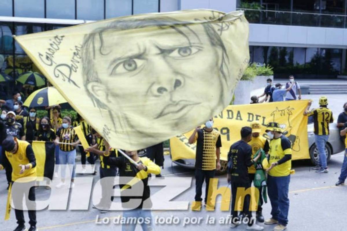'Rip Marathón': Así fue el espectacular banderazo de los aficionados de Real España previo al Clásico