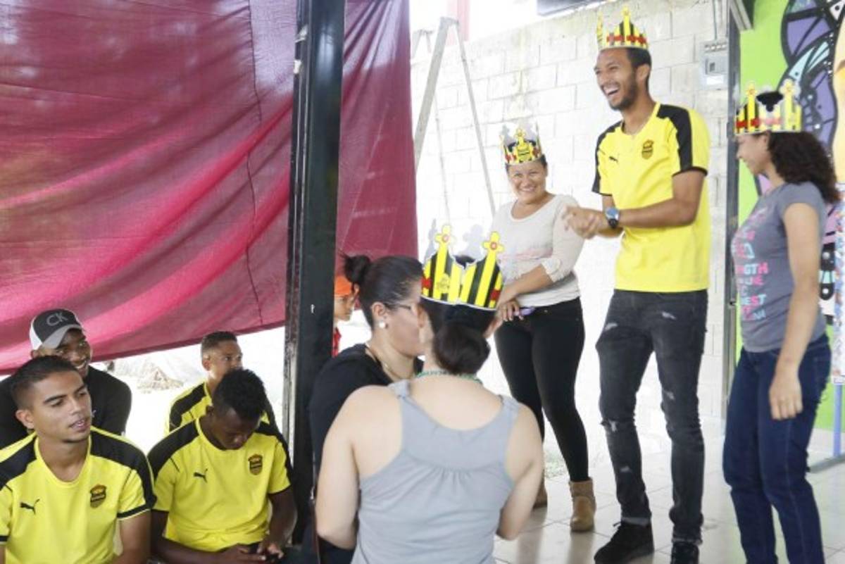 FOTOS: Real España consiente a los reyes de la casa en su día