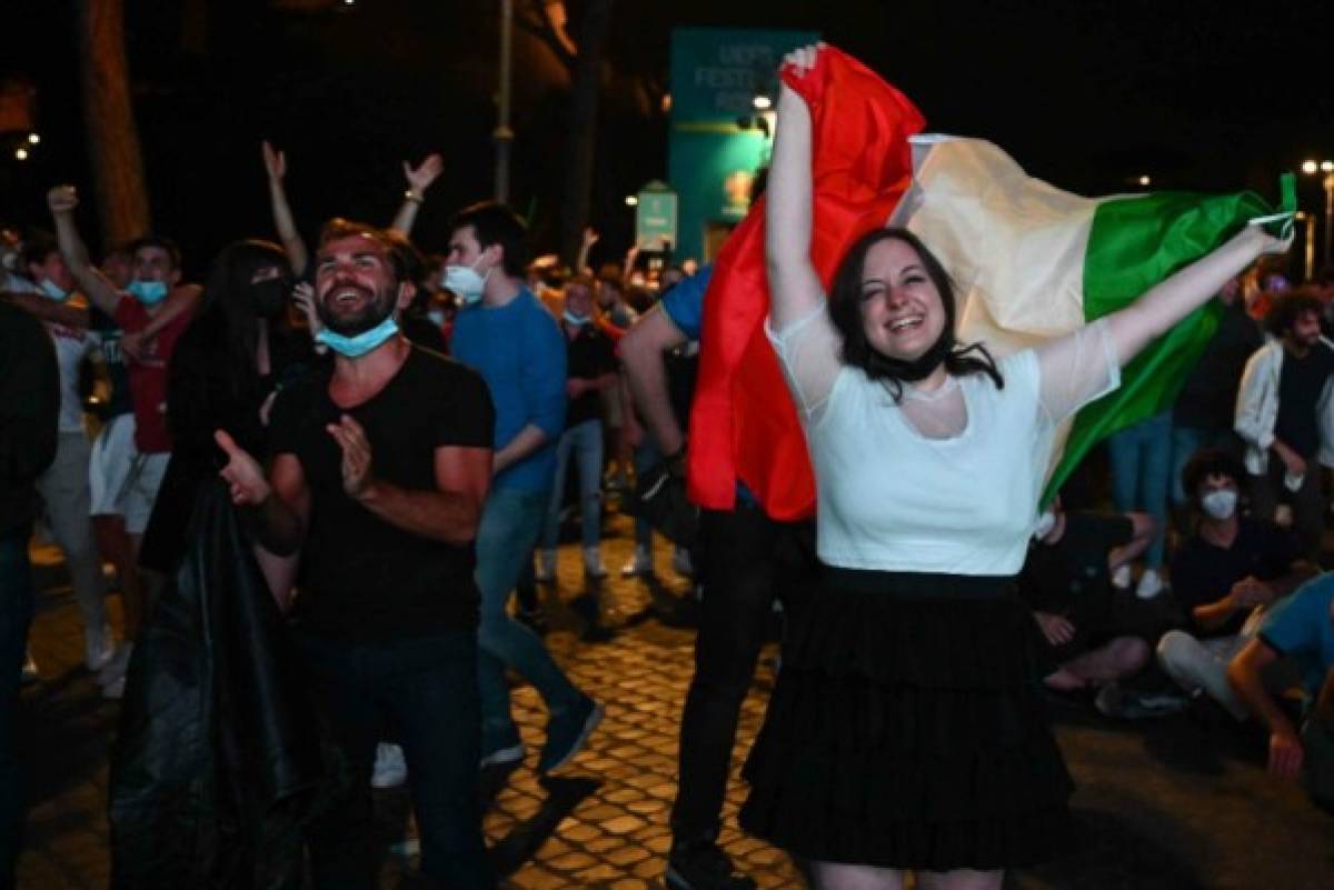 FOTOS: Las bellezas que adornaron el inicio de la Eurocopa 2021 y el balón llegó en 'carrito'  