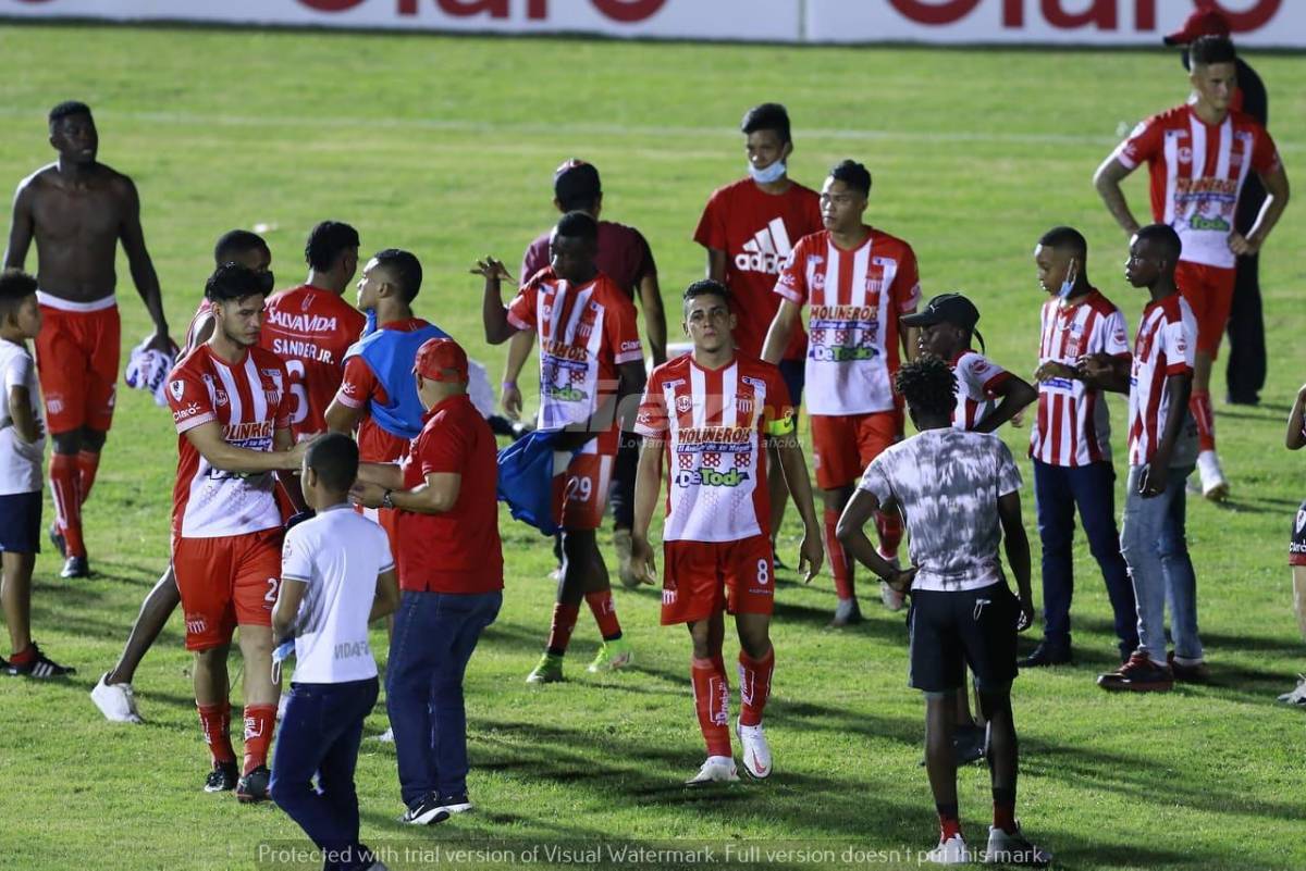 ¡Fiesta! La Ultrafiel invadió la cancha del Ceibeño y se lanzó encima de los jugadores de Olimpia festejando el pase a la final