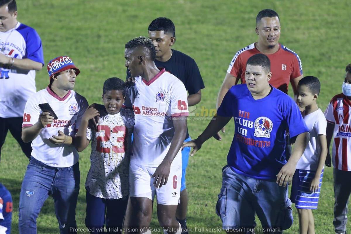 ¡Fiesta! La Ultrafiel invadió la cancha del Ceibeño y se lanzó encima de los jugadores de Olimpia festejando el pase a la final