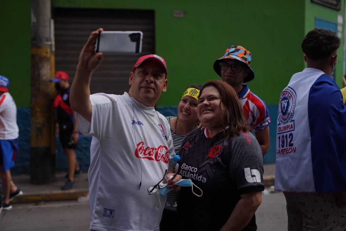 Aficionados del Olimpia se sacan fotos del recuerdo antes de ingresar al Nacional. Fotos Jefry Ayala