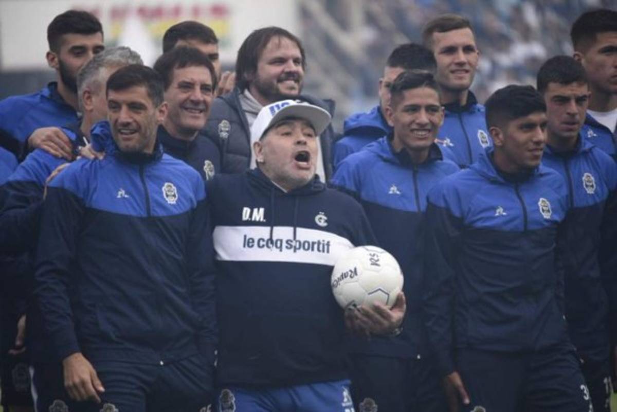 Entre lágrimas: Diego Maradona fue presentado con Gimnasia y desbordó una locura total en La Plata