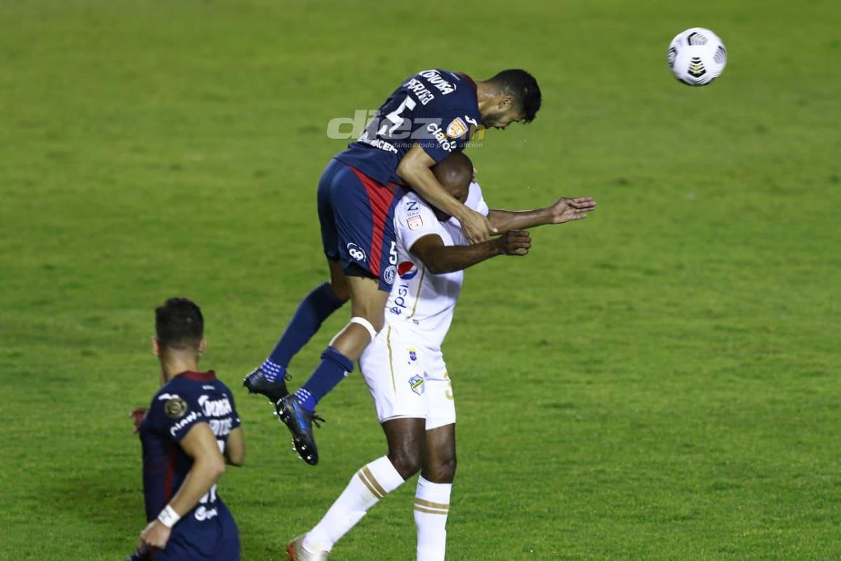 Fuerte pelea entre jugadores de Motagua: Marcelo Pereira y Diego Auzqui se dicen de todo y casi se pelean en pleno terreno de juego