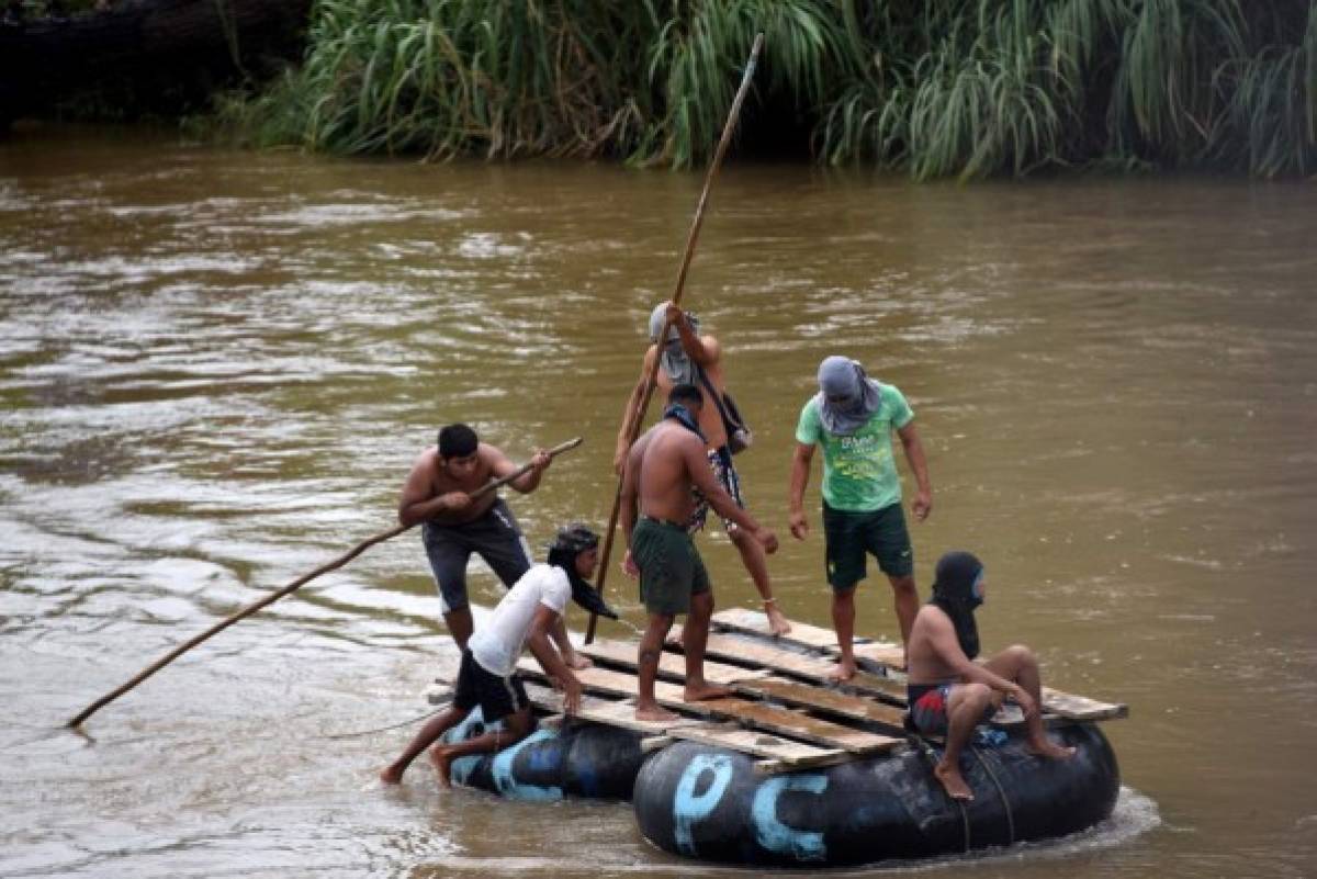 EN FOTOS: Así rompieron barrera de seguridad la caravana de migrantes en México