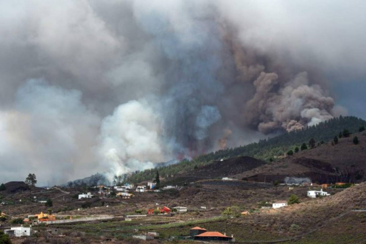 De terror: Volcán en España destruye un centenar de casas y obliga a evacuar cinco mil personas; 'Lo ves en las películas y no lo crees'