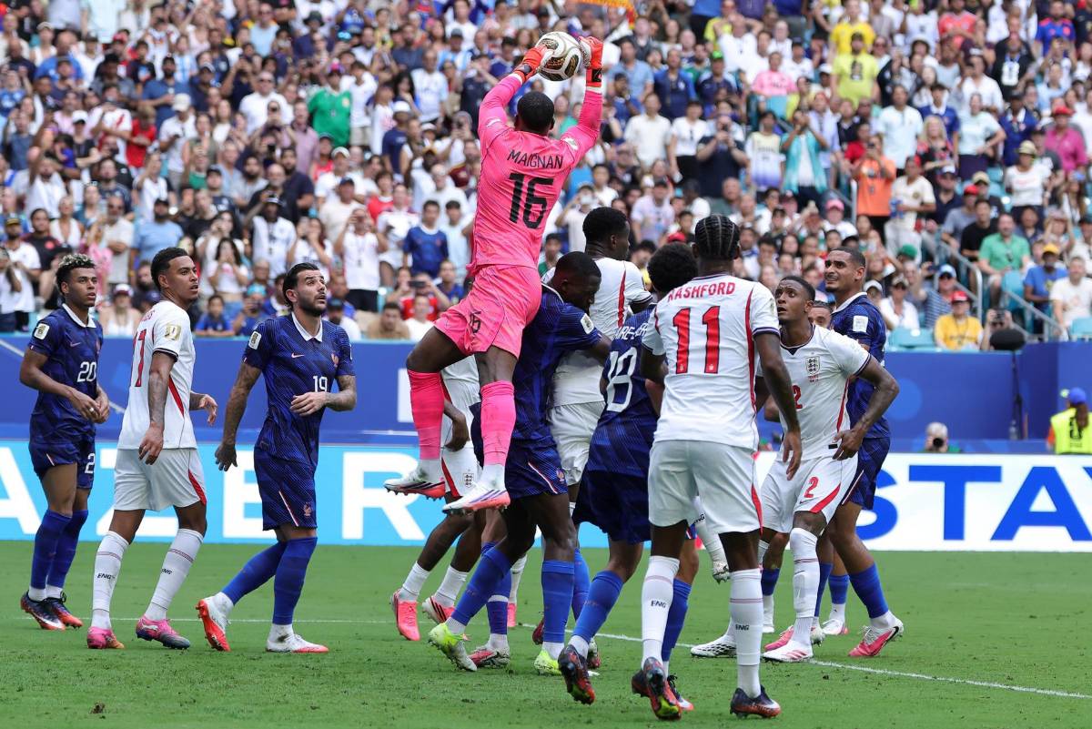La frustración de Mbappé, así fue captada Ester Espósito y el enfado de Deschamps