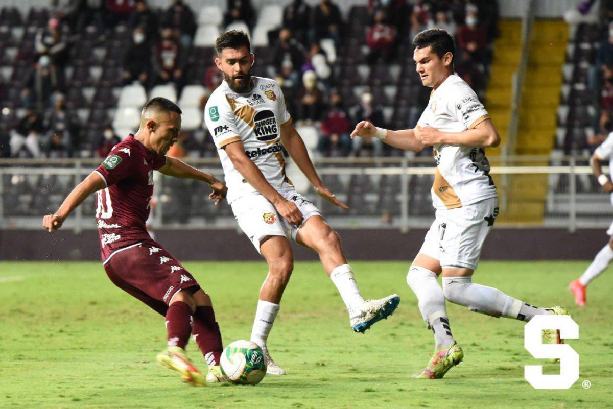 ¡Herediano gana con gol agónico al Saprissa y pone una mano en el título de la liga de Costa Rica!