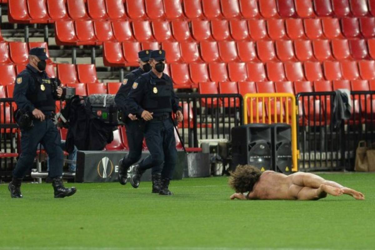 De no creer y en partido a puerta cerrada: Así fue la entrada de un espontáneo desnudo en el Granada-Manchester United   