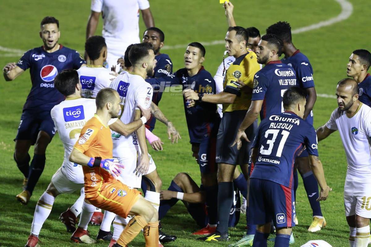 Caras largas y bronca en Motagua, el festejo de Comunicaciones y Júnior Lacayo con la bandera de Honduras