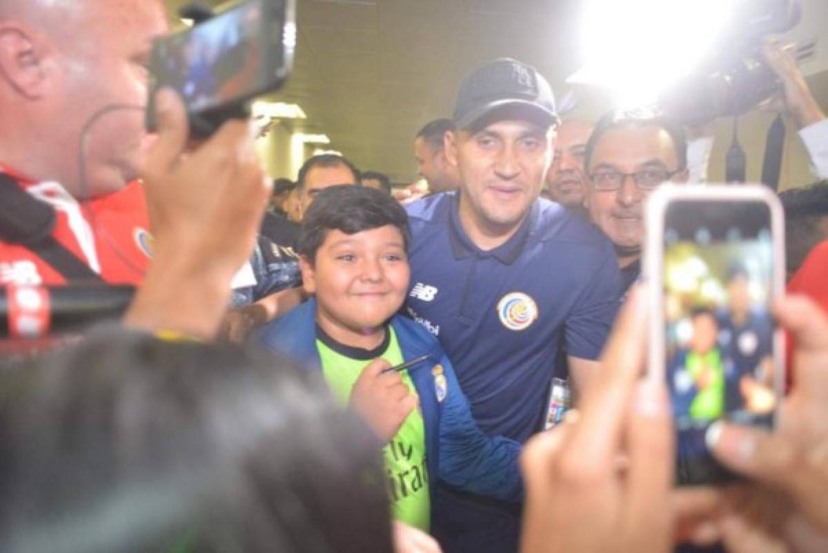 ¡Autógrafos, selfies y lágrimas! Keylor Navas desata locura a su llegada a Guatemala