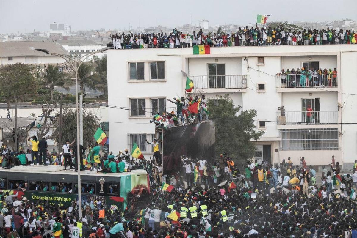 Feriado nacional y una marea humana: Las espectaculares imágenes en Senegal tras ganar la Copa de África