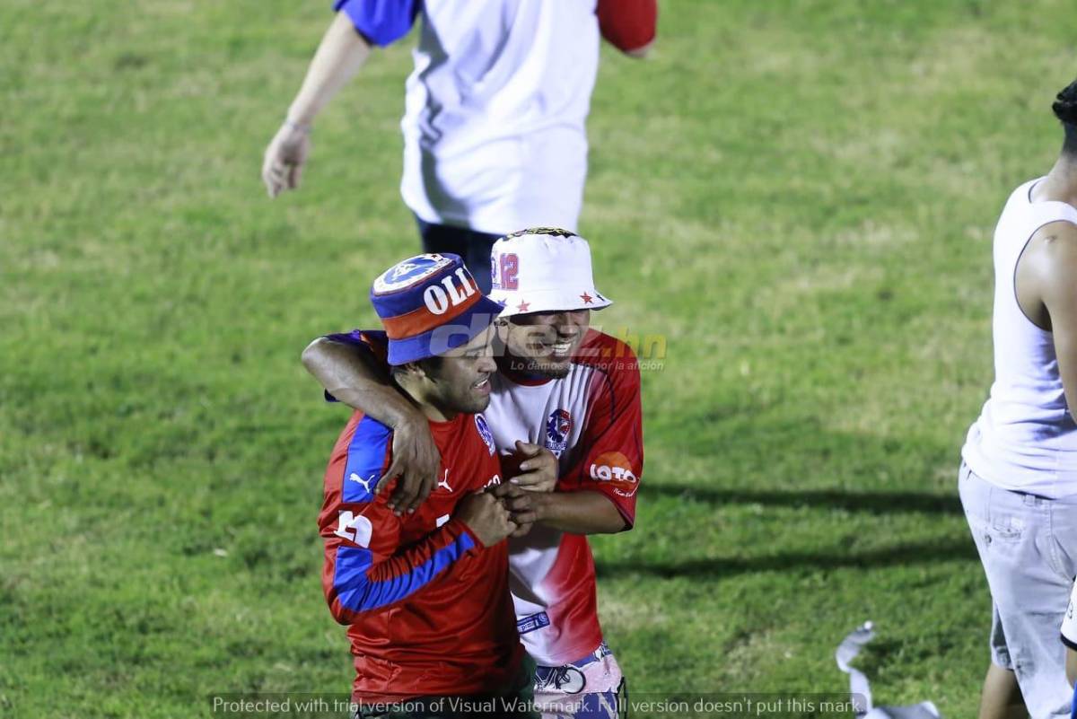 ¡Fiesta! La Ultrafiel invadió la cancha del Ceibeño y se lanzó encima de los jugadores de Olimpia festejando el pase a la final