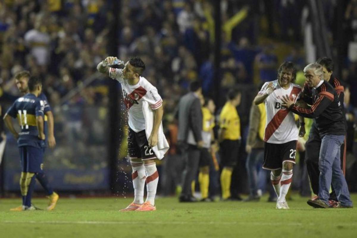 Aficionados de Boca Juniors lanzan gas pimienta a jugadores de River Plate