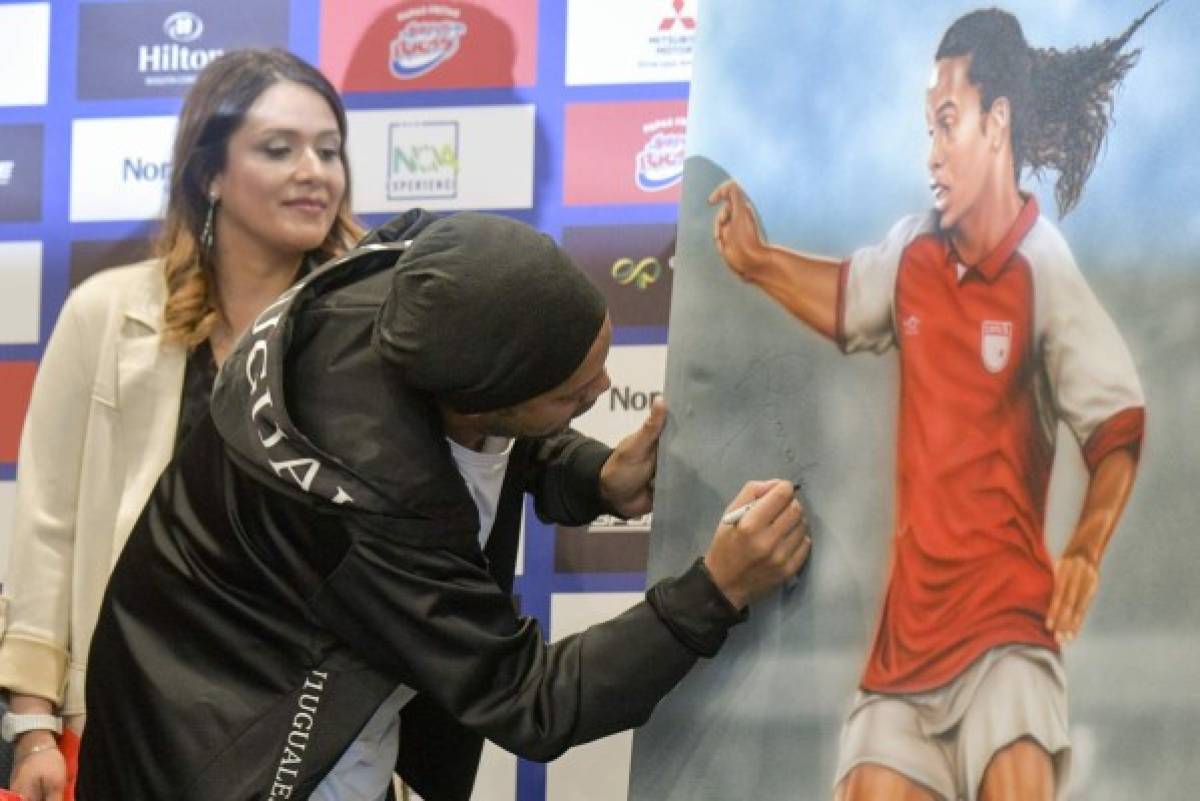 Ronaldinho provoca locura en Colombia: Estadio lleno, abrazo con leyenda y máximo respeto