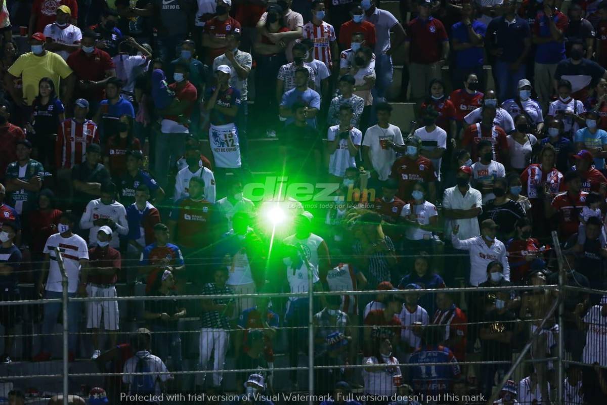 ¡Fiesta! La Ultrafiel invadió la cancha del Ceibeño y se lanzó encima de los jugadores de Olimpia festejando el pase a la final