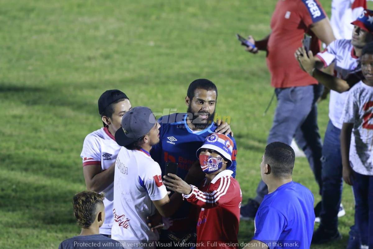 ¡Fiesta! La Ultrafiel invadió la cancha del Ceibeño y se lanzó encima de los jugadores de Olimpia festejando el pase a la final