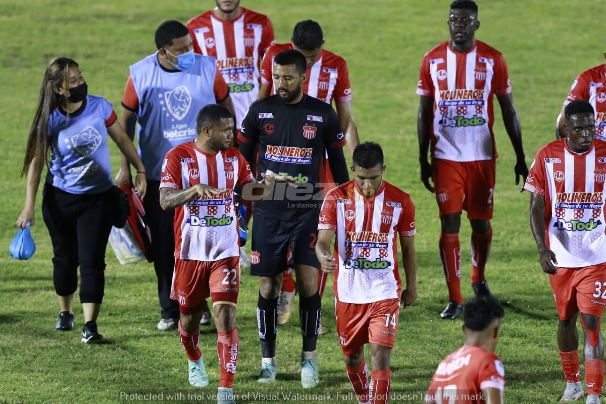 ¡Fiesta! La Ultrafiel invadió la cancha del Ceibeño y se lanzó encima de los jugadores de Olimpia festejando el pase a la final