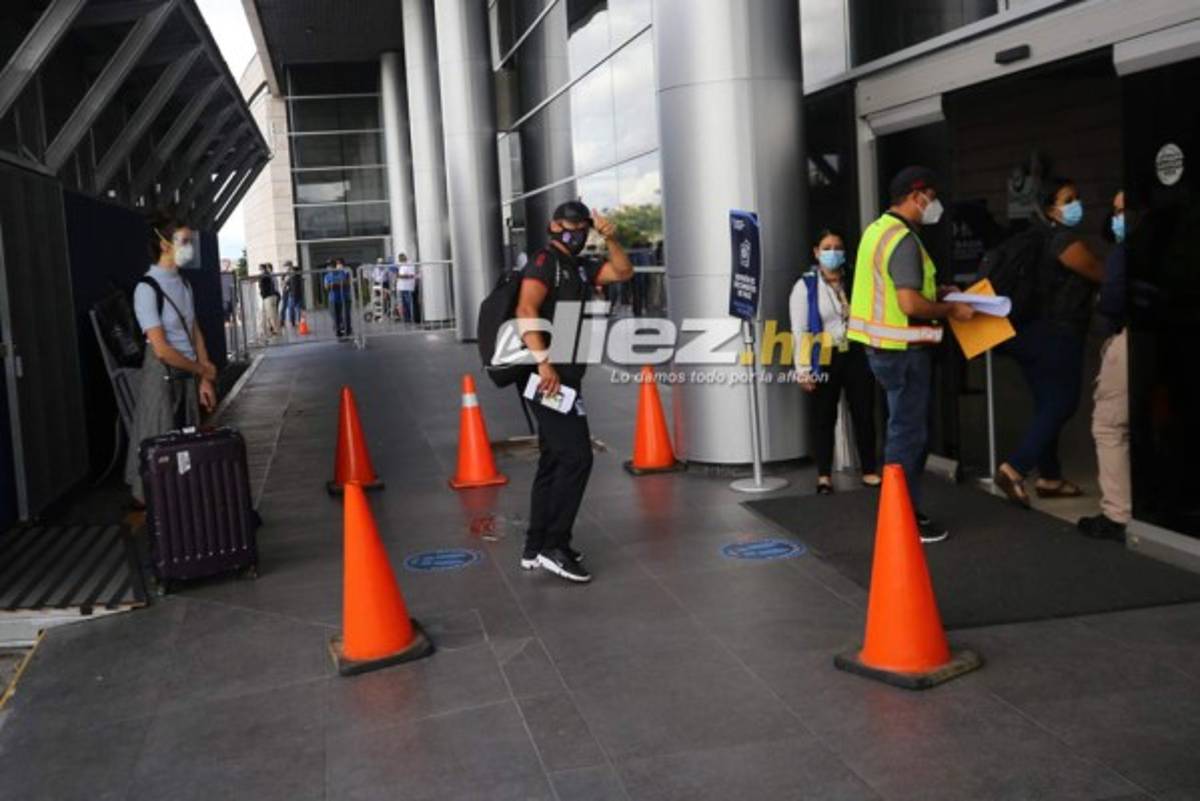 ¡Cánticos y nuevo look! La partida de Olimpia rumbo a Orlando para enfrentar al Montreal Impact