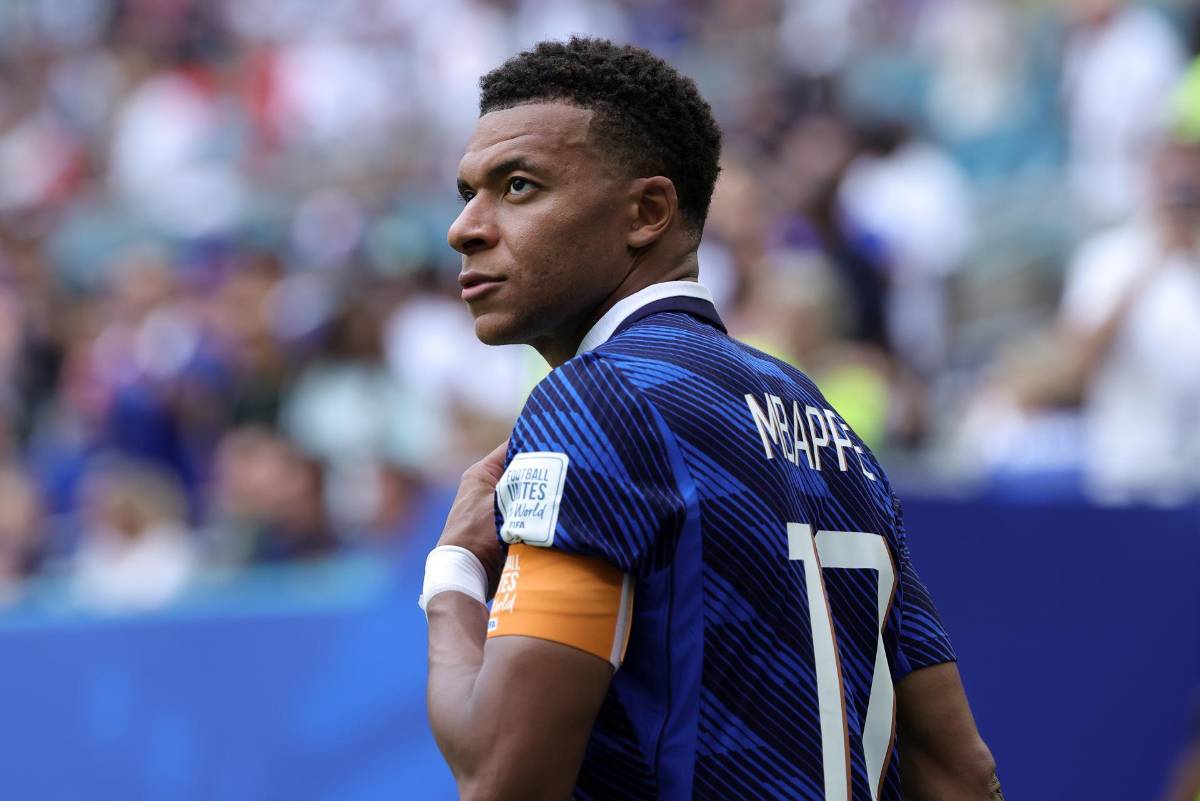 La frustración de Mbappé, así fue captada Ester Espósito y el enfado de Deschamps