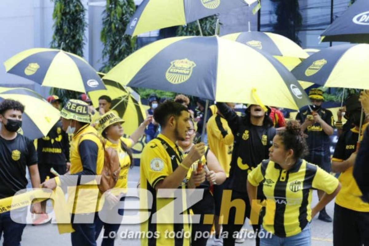 'Rip Marathón': Así fue el espectacular banderazo de los aficionados de Real España previo al Clásico