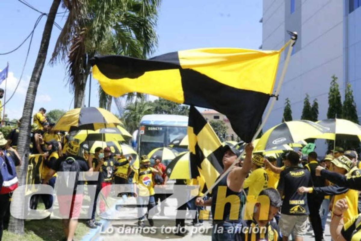 'Rip Marathón': Así fue el espectacular banderazo de los aficionados de Real España previo al Clásico