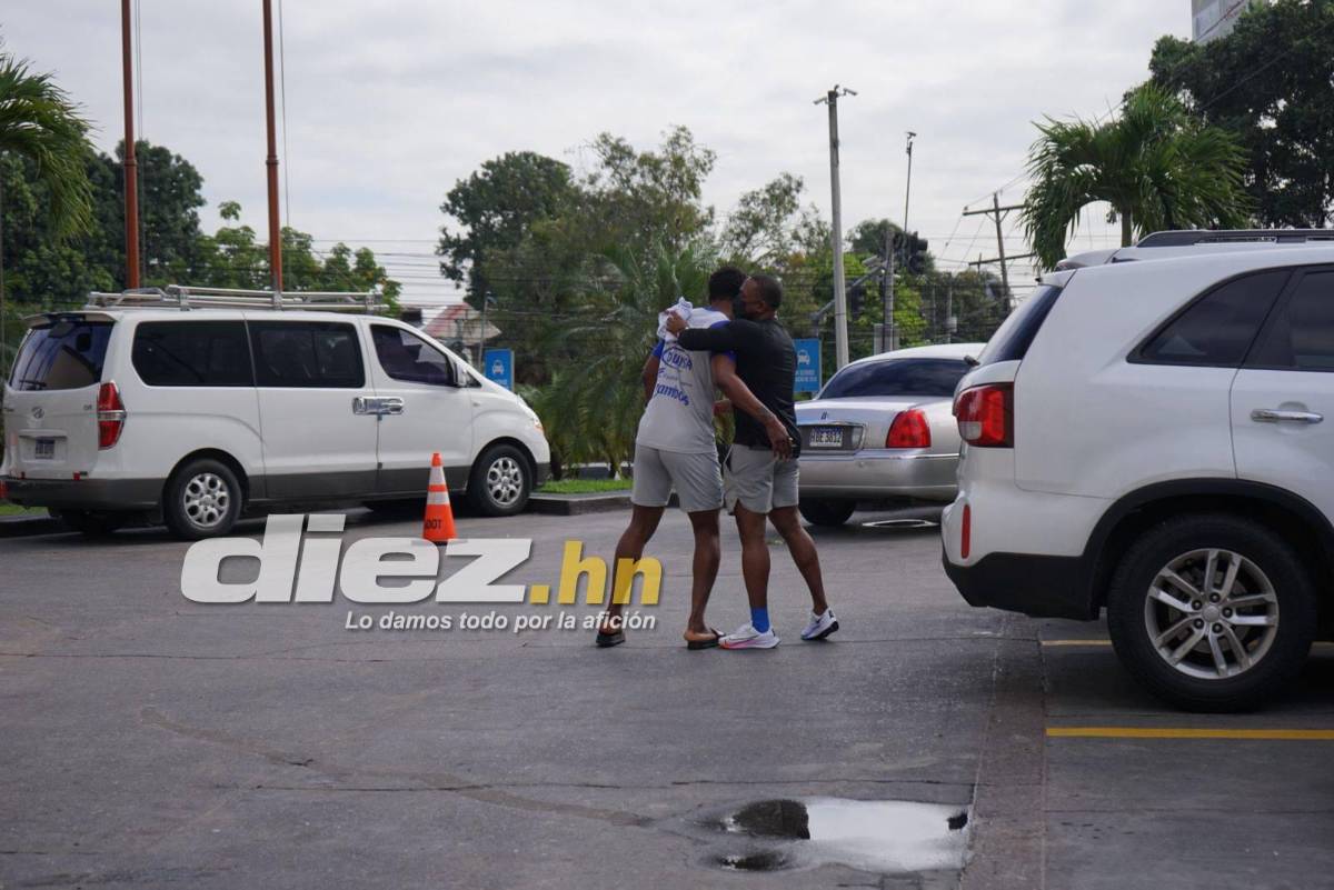 Un ‘Bolillo’ sonriente y dos jugadores se reintegran a sus clubes mientras la selección de Honduras viaja a Estados Unidos