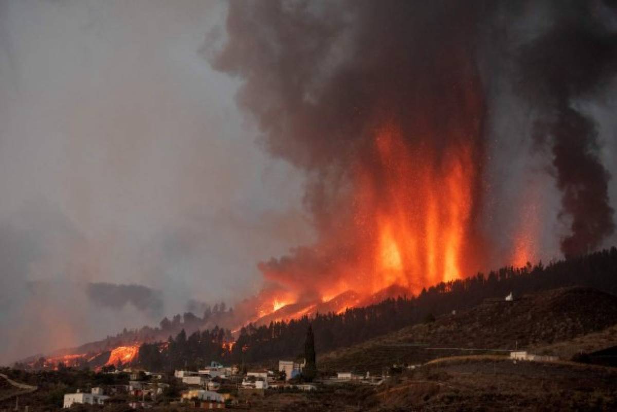 De terror: Volcán en España destruye un centenar de casas y obliga a evacuar cinco mil personas; 'Lo ves en las películas y no lo crees'