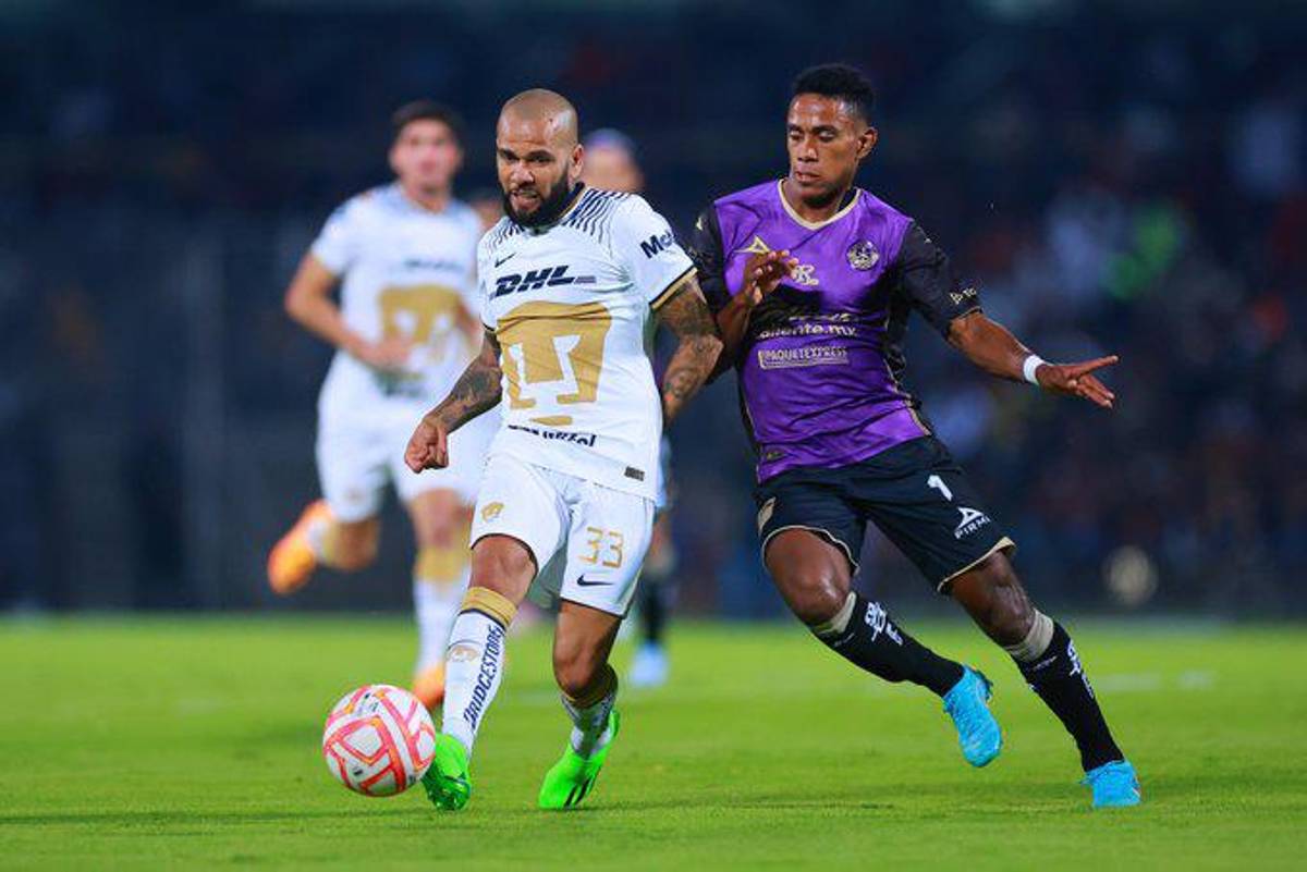 Así fue el debut de Dani Alves con los Pumas en la Liga MX: Su primer “Goya”, estadio lleno y asistencia de gol