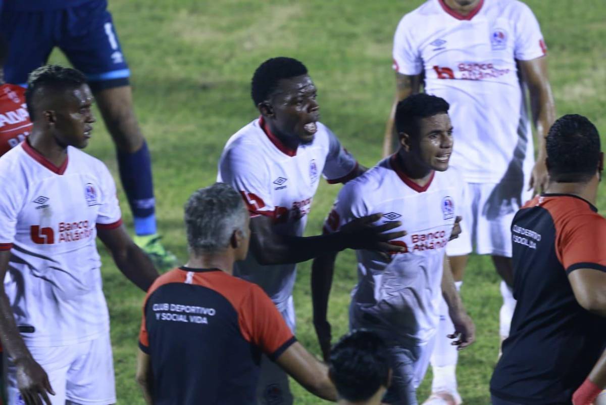 ¡Fiesta! La Ultrafiel invadió la cancha del Ceibeño y se lanzó encima de los jugadores de Olimpia festejando el pase a la final