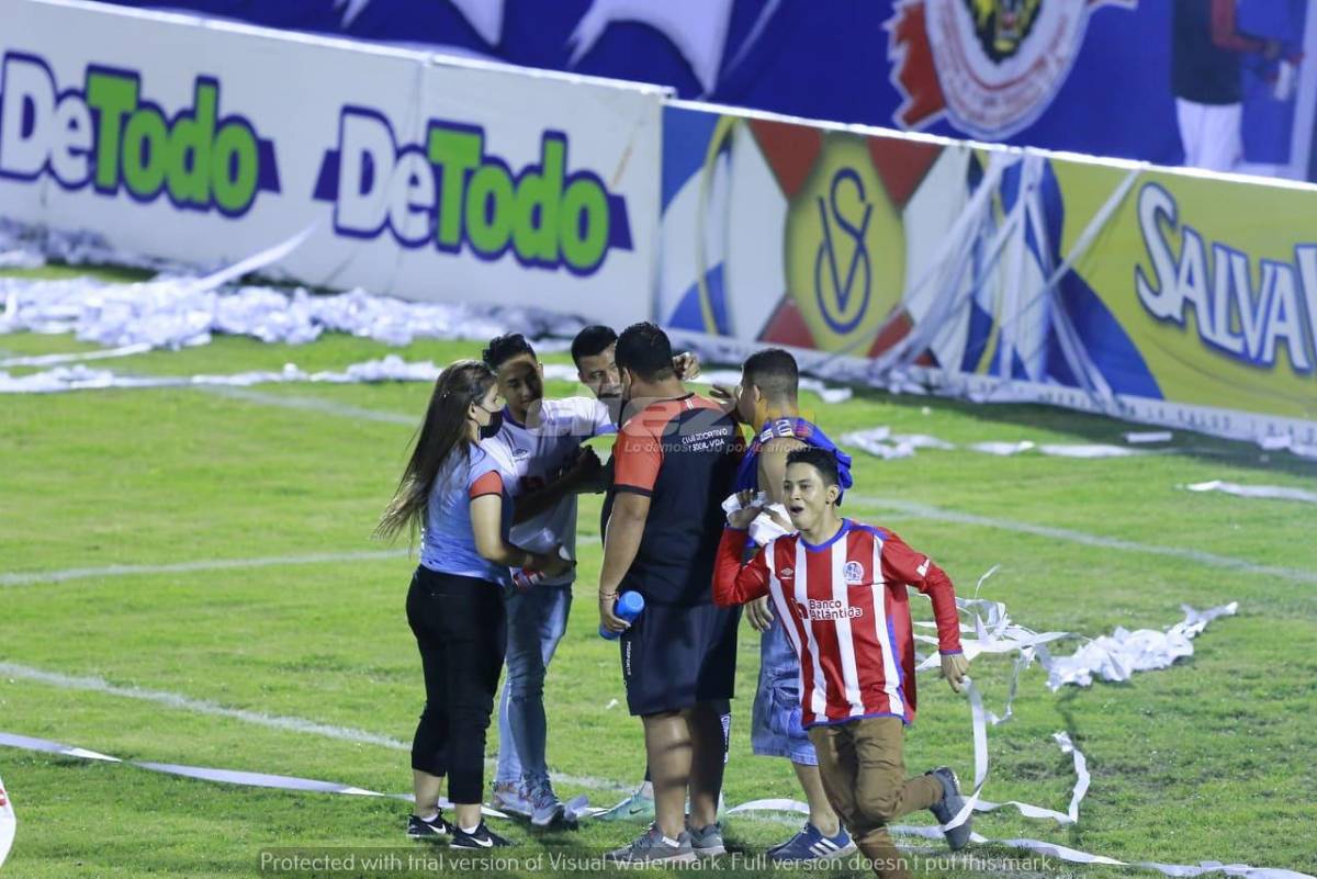 ¡Fiesta! La Ultrafiel invadió la cancha del Ceibeño y se lanzó encima de los jugadores de Olimpia festejando el pase a la final