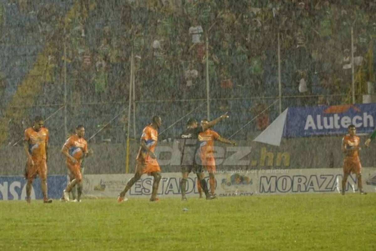 NO VISTE EN TV: Lluvia, mujeres lindas y susto en La Ceiba