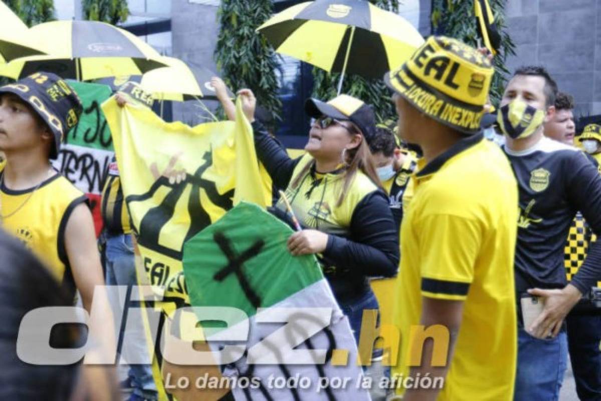 'Rip Marathón': Así fue el espectacular banderazo de los aficionados de Real España previo al Clásico