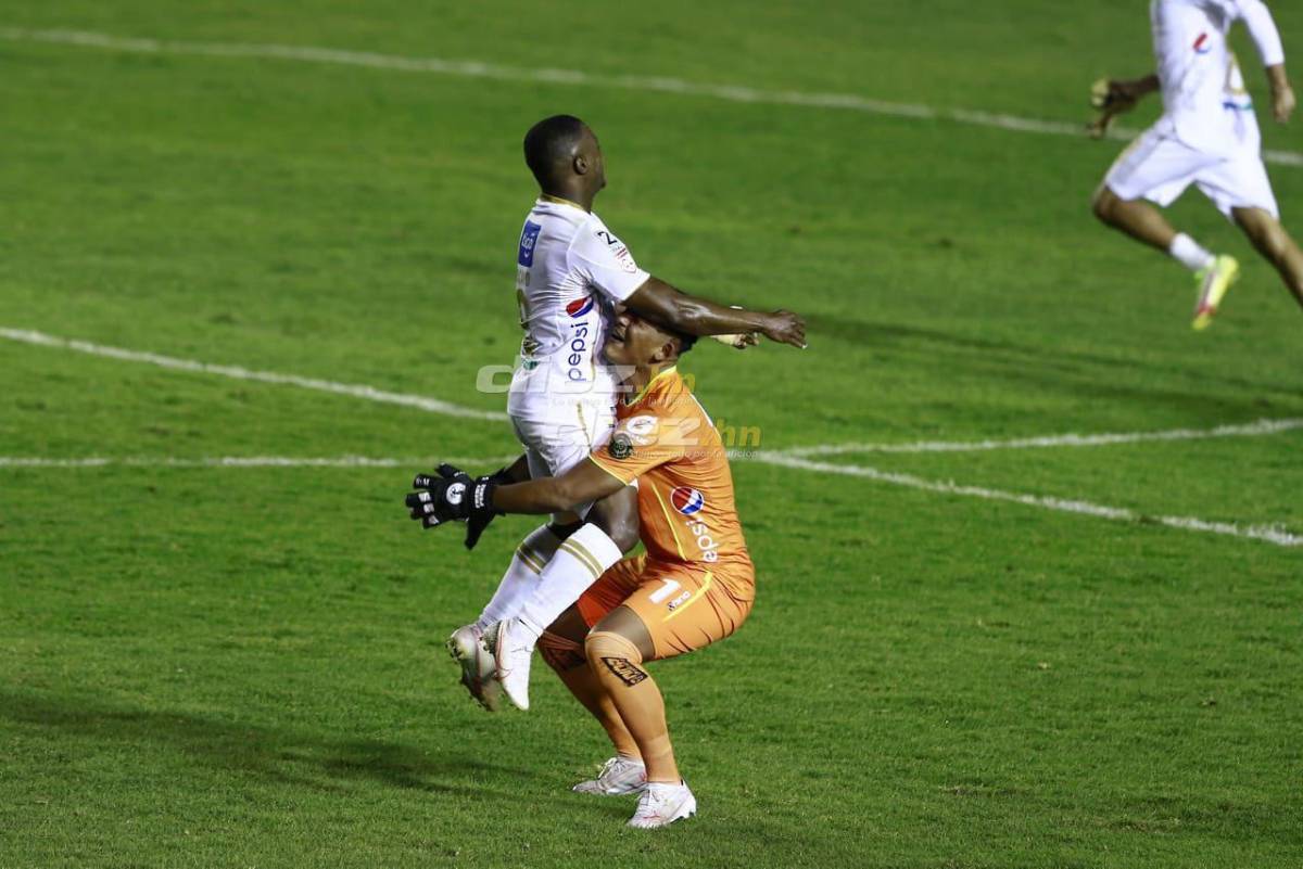 Caras largas y bronca en Motagua, el festejo de Comunicaciones y Júnior Lacayo con la bandera de Honduras