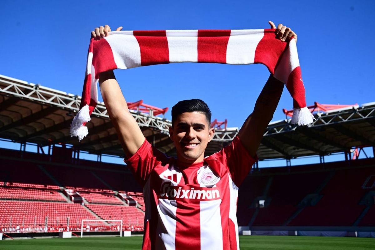 Con un carro de lujo y tirando magia: así fue presentado Luis Palma por Olympiacos en su regreso a Grecia