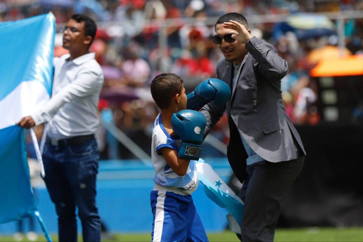 ¡Un show “peleando” con niños! Así fue captado el boxeador Teófimo López en su presencia en los desfiles de Honduras