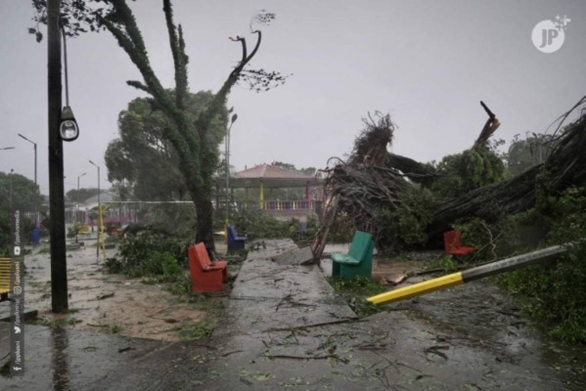 Fotos: Huracán Eta toca tierra y azota con fuerza las costas del Caribe Norte de Nicaragua