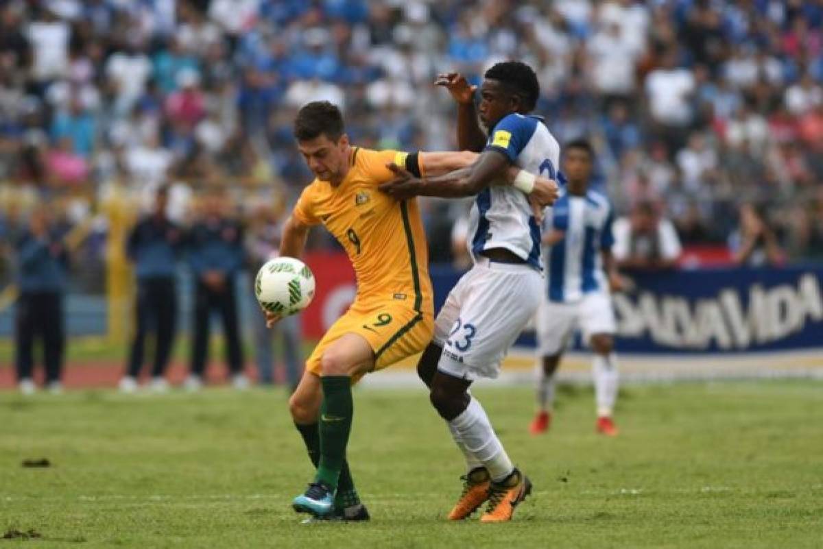 Australia's Tomi Juric (L) and Honduras' Johnny Palacios vie for the ball during the first leg football match of their 2018 World Cup qualifying play-off in San Pedro Sula, Honduras, on November 10, 2017. / AFP PHOTO / Orlando SIERRA
