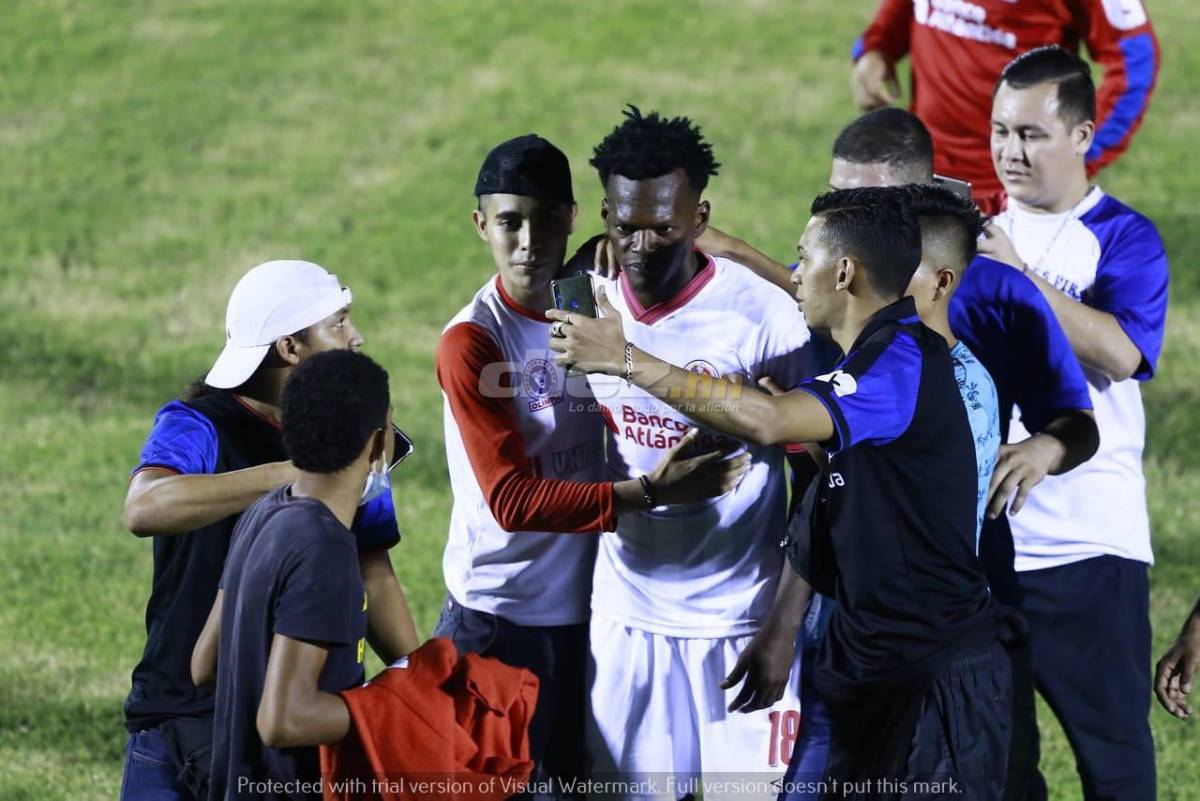 ¡Fiesta! La Ultrafiel invadió la cancha del Ceibeño y se lanzó encima de los jugadores de Olimpia festejando el pase a la final